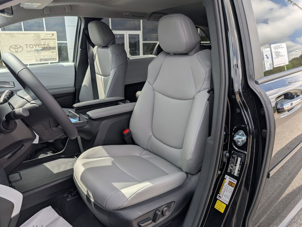 New 2026 Toyota Sienna XLE image 11