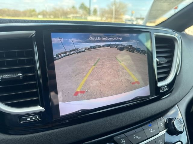 Used 2025 Chrysler Pacifica Select image 13