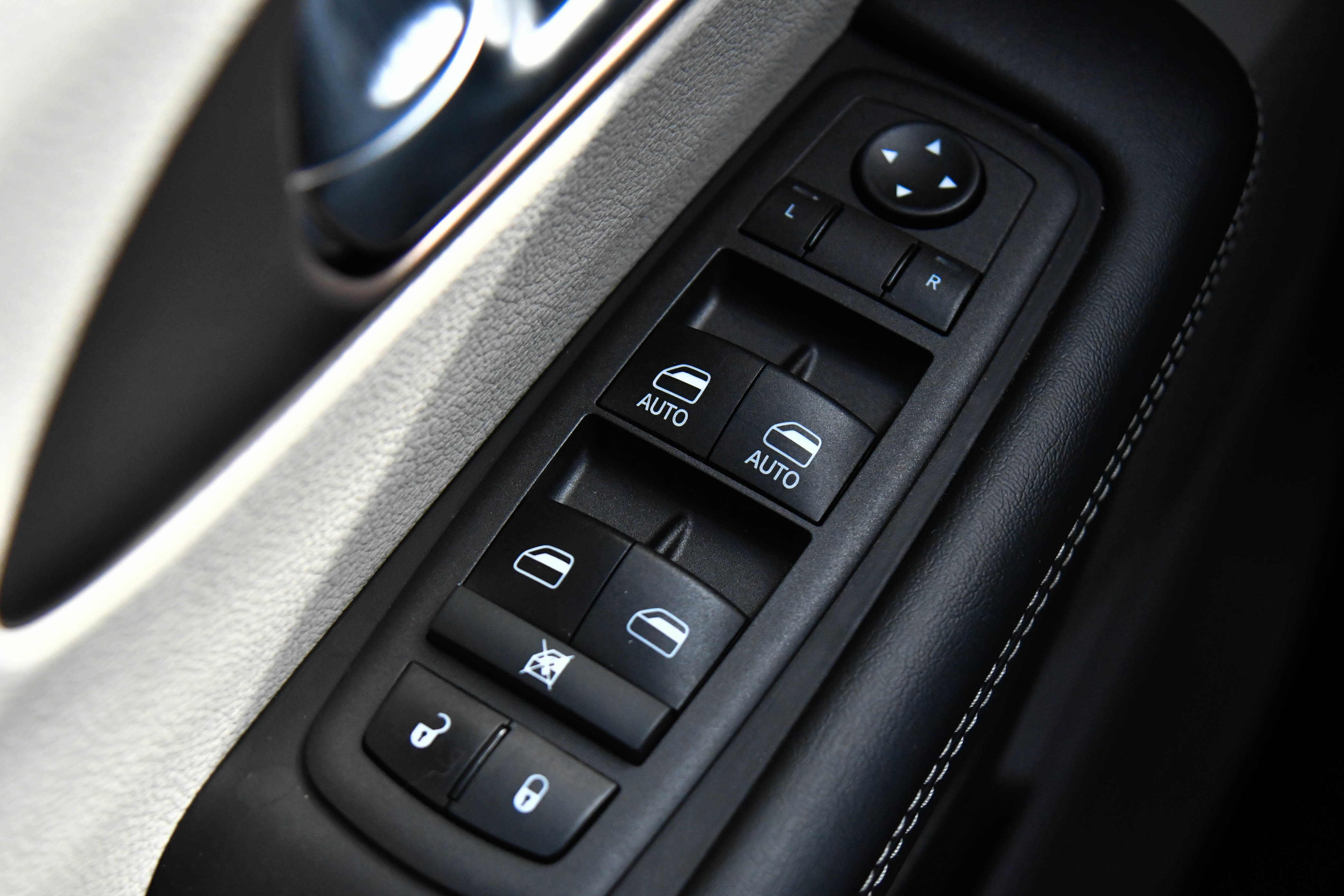 Used 2023 Chrysler Voyager LX FWD image 35