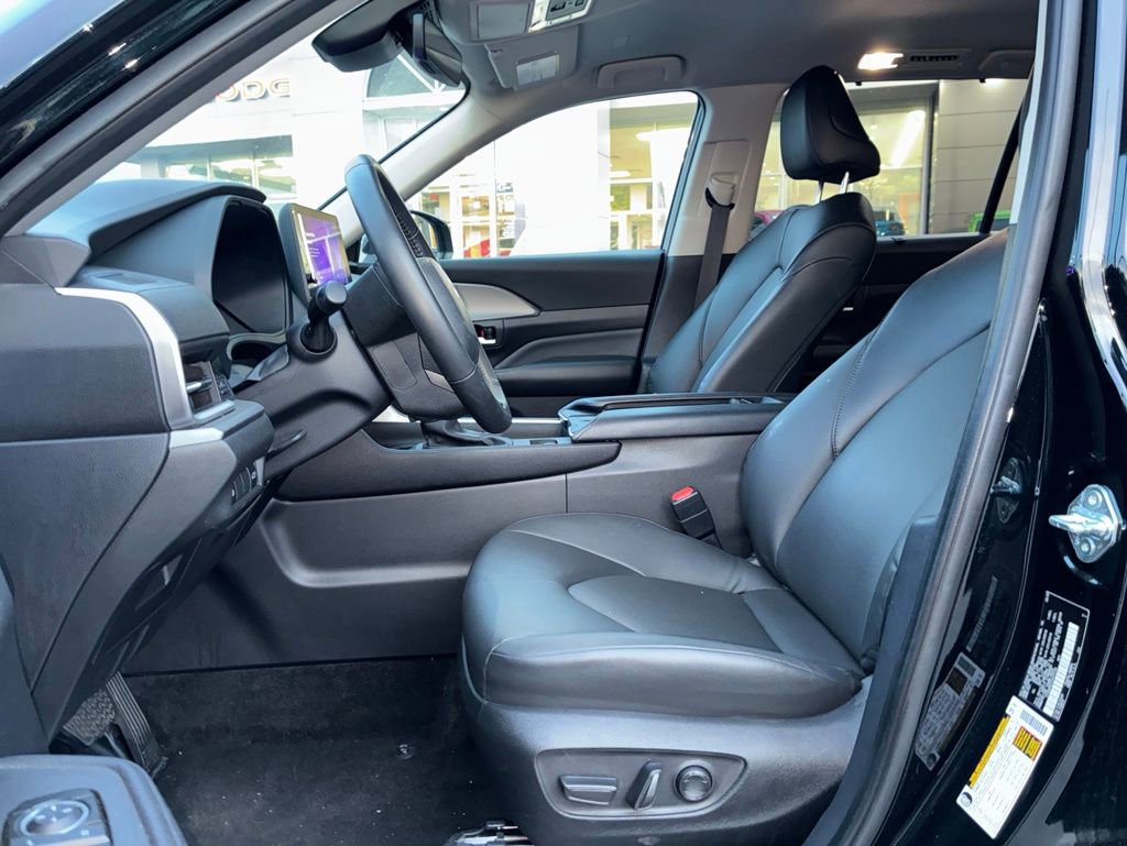 Used 2025 Toyota Grand Highlander AWD image 11