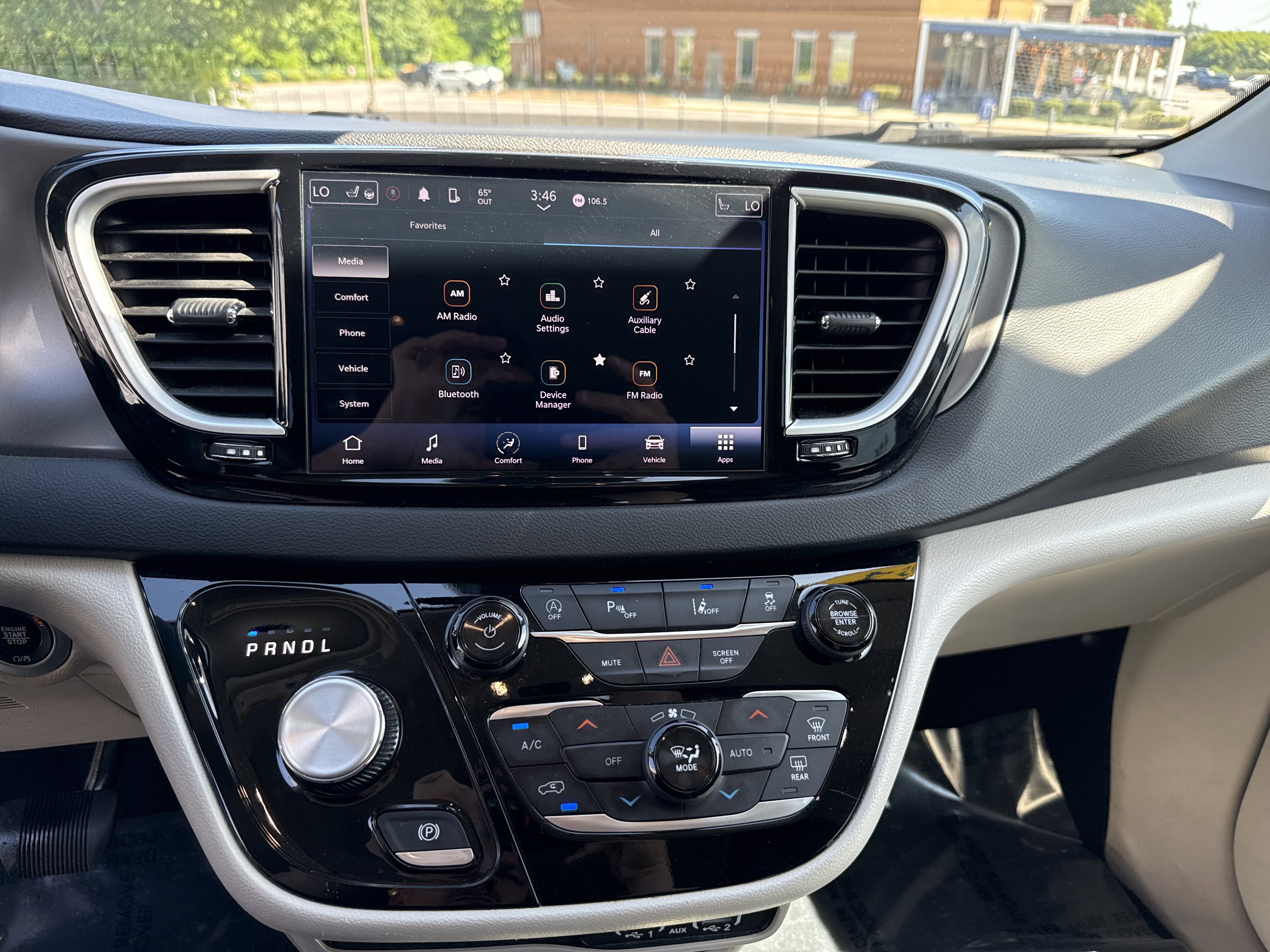 Used 2024 Chrysler Pacifica Touring-L FWD image 24