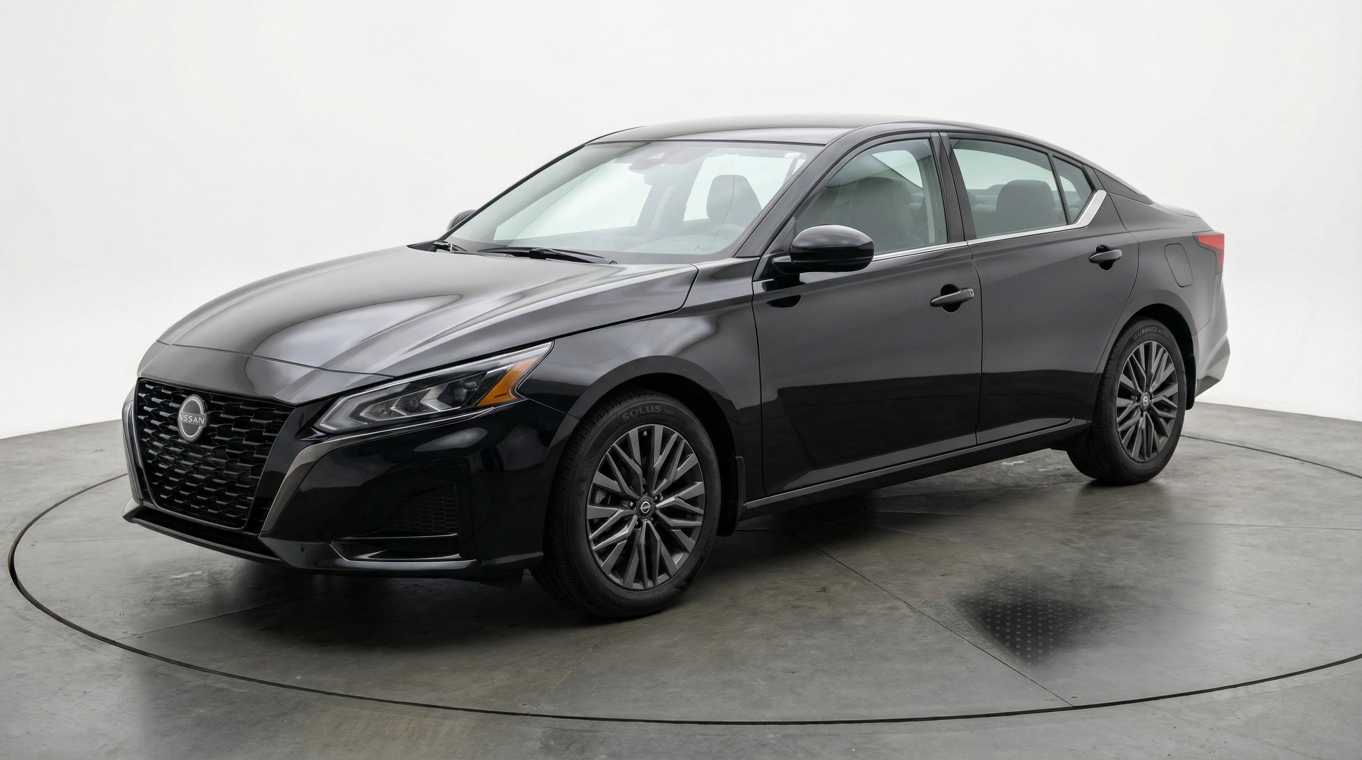 Used 2025 Nissan Altima 2.5 SV image 3