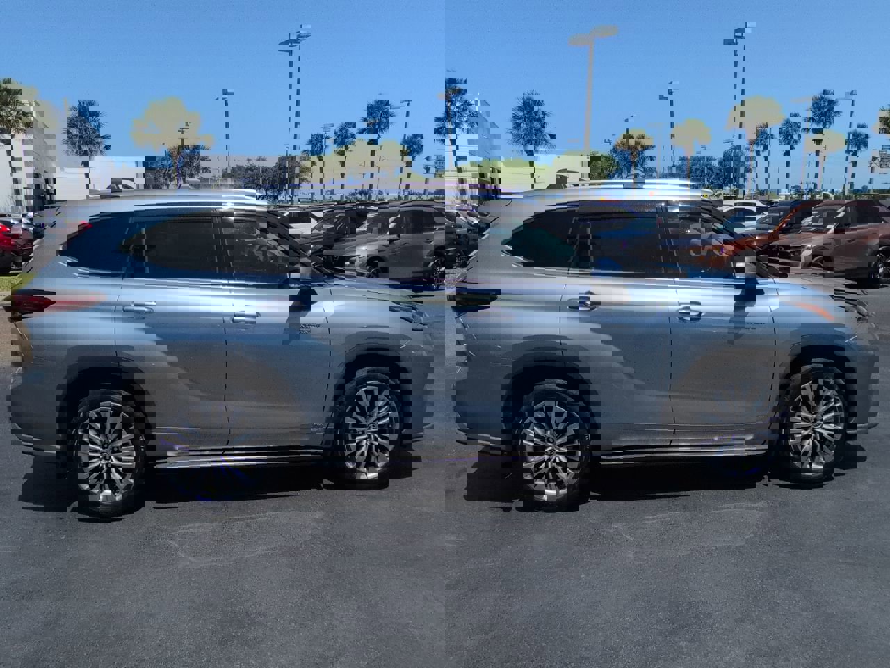 Used 2021 Toyota Highlander Platinum image 3