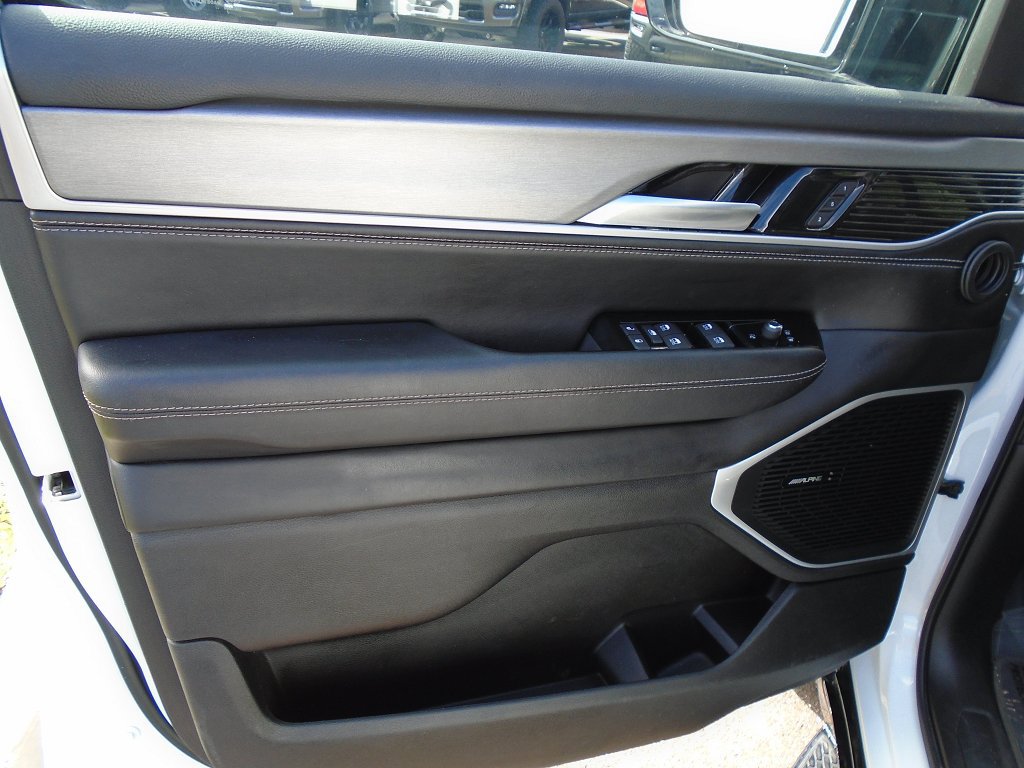 Used 2025 Jeep Wagoneer L Series II w/ Convenience Group I AWD/4WD image 5