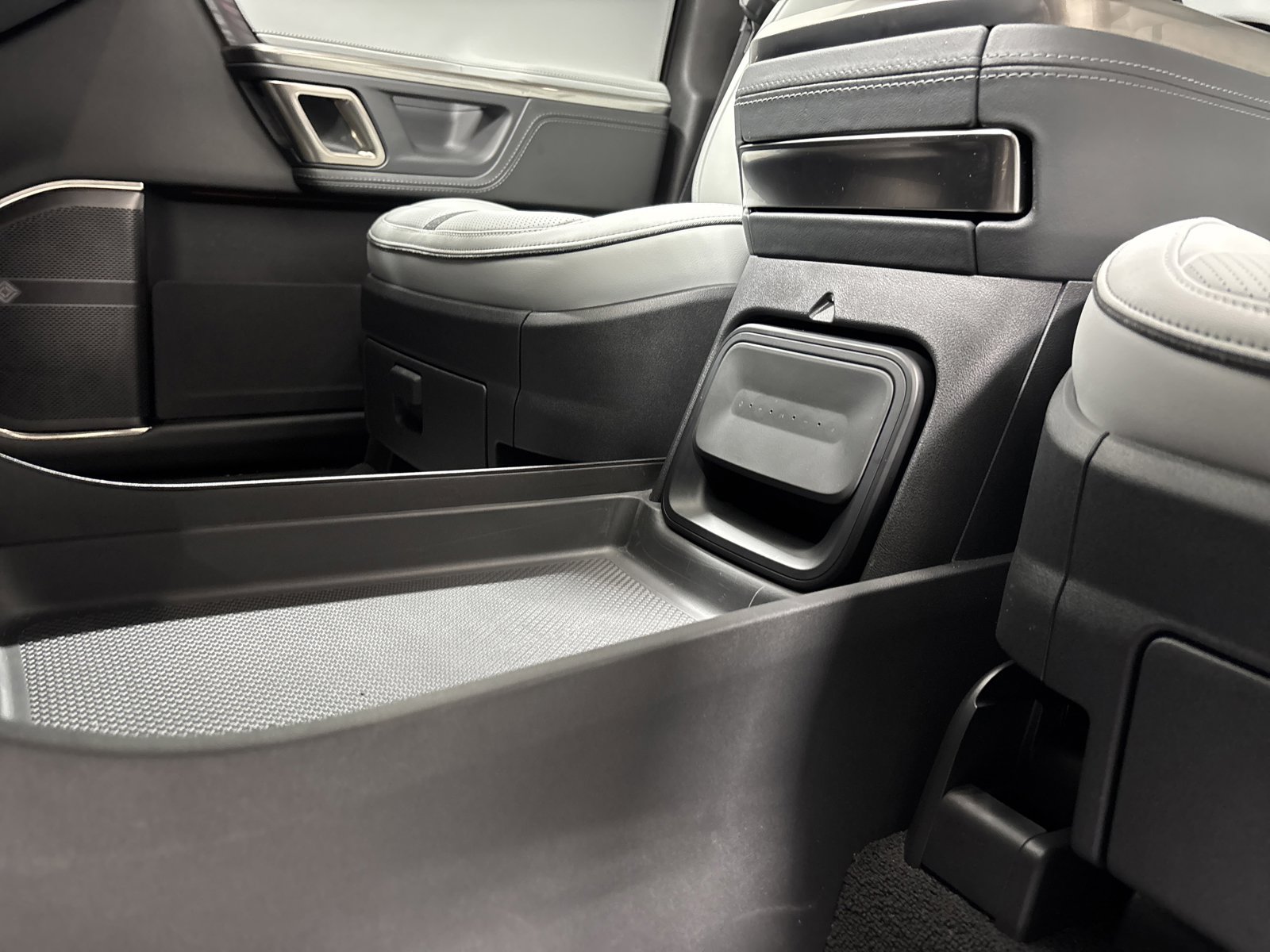 Used 2024 Rivian R1S Adventure image 33