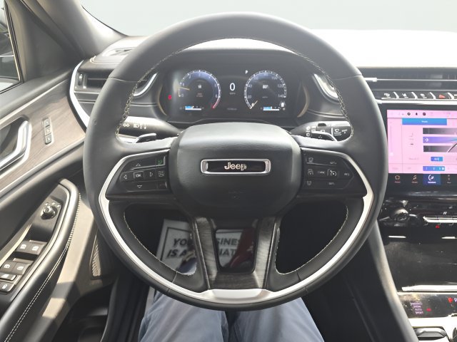 Certified 2025 Jeep Grand Cherokee L Limited AWD/4WD image 17