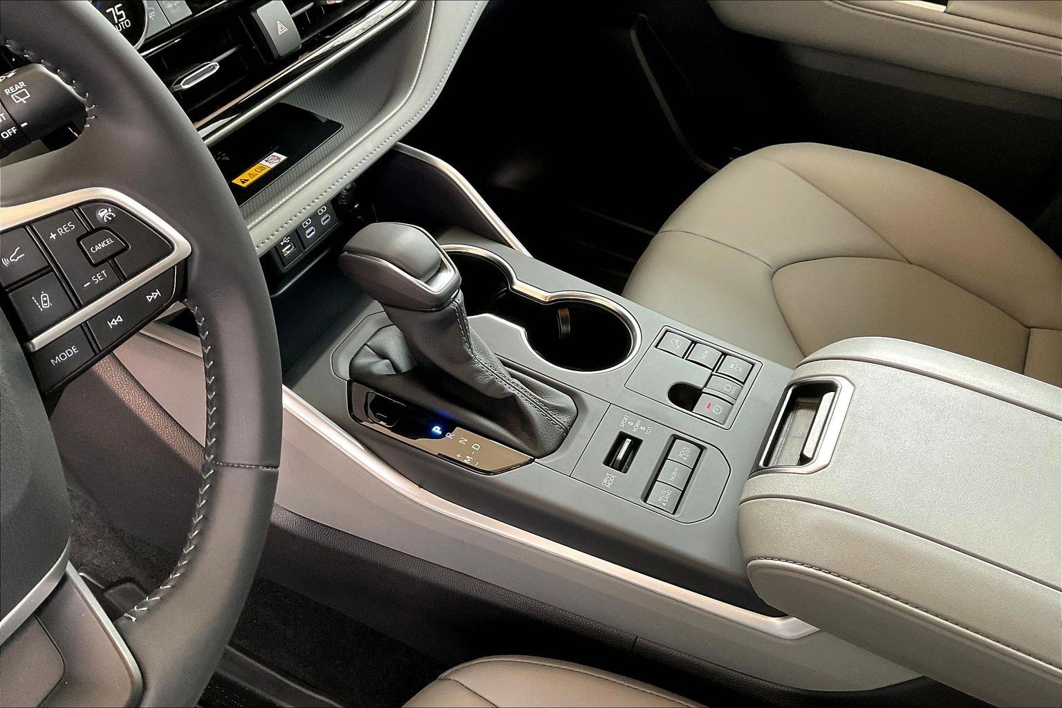 Used 2025 Toyota Highlander XLE image 18