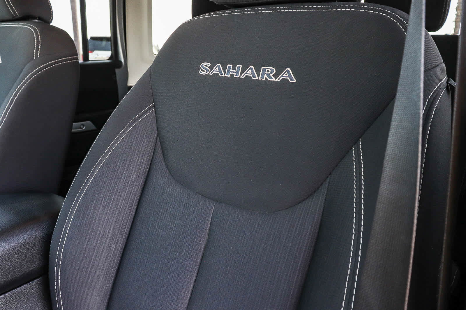 Used 2018 Jeep Wrangler Unlimited Sahara AWD/4WD image 31