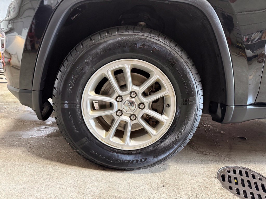 Certified 2020 Jeep Grand Cherokee Laredo AWD/4WD image 36