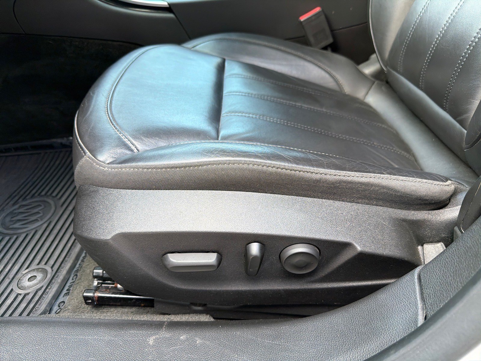 Used 2012 Buick Regal Leather FWD image 11