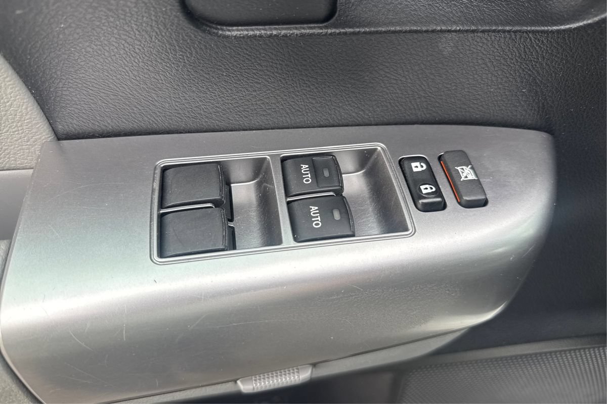 Used 2019 Toyota Sequoia SR5 AWD/4WD image 36