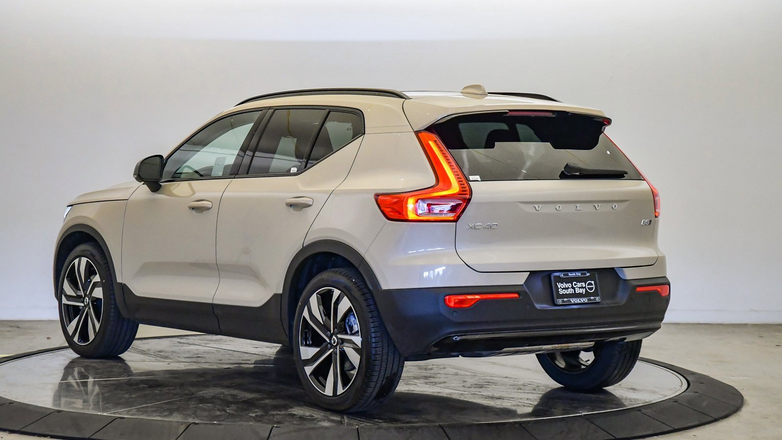Certified 2025 Volvo XC40 B5 Ultra w/ Climate Package image 2