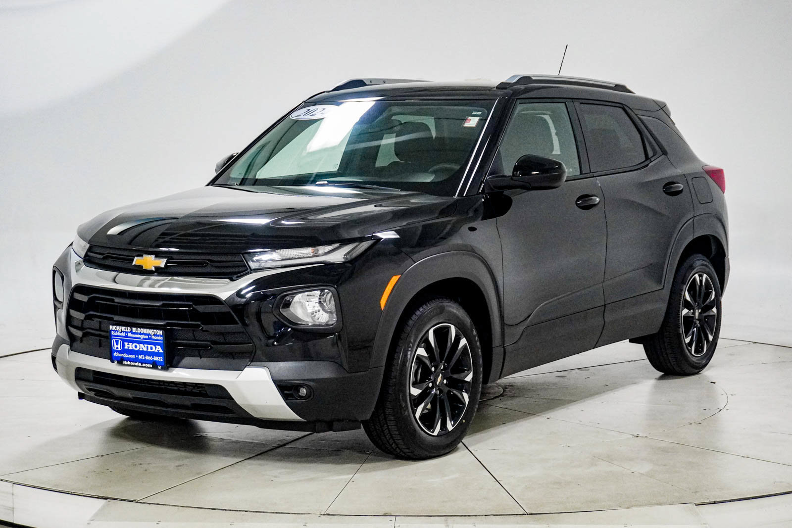 Used 2022 Chevrolet TrailBlazer LT w/ Convenience Package FWD image 2