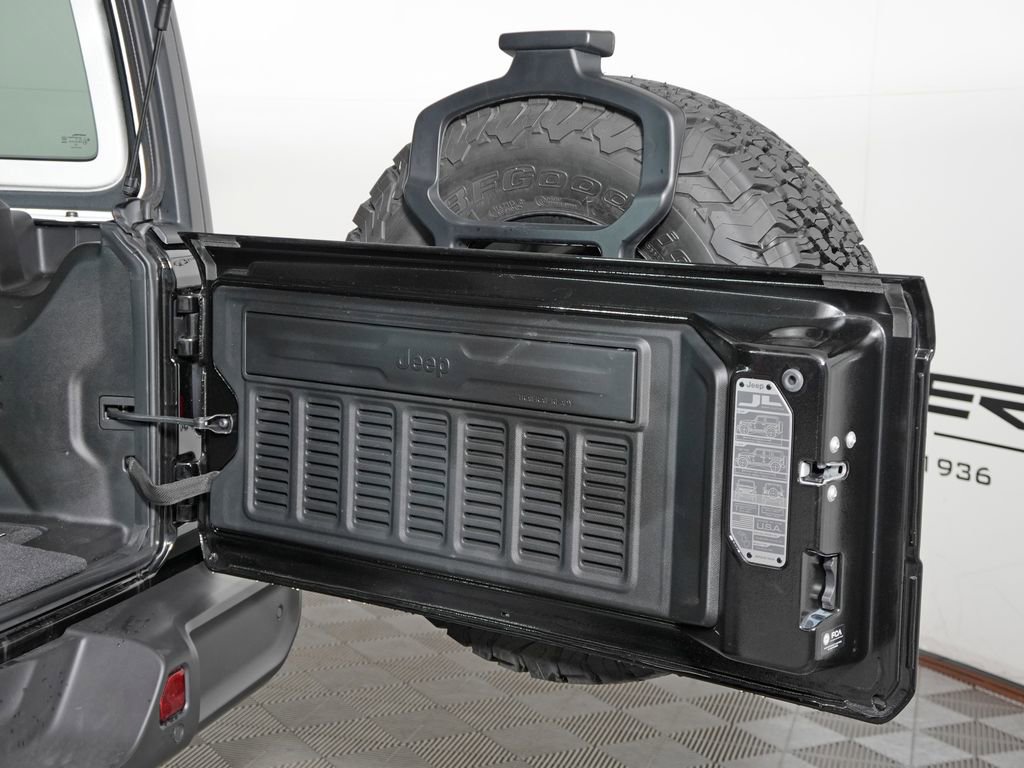 Used 2024 Jeep Wrangler Unlimited Rubicon w/ Dual Top Group AWD/4WD image 38