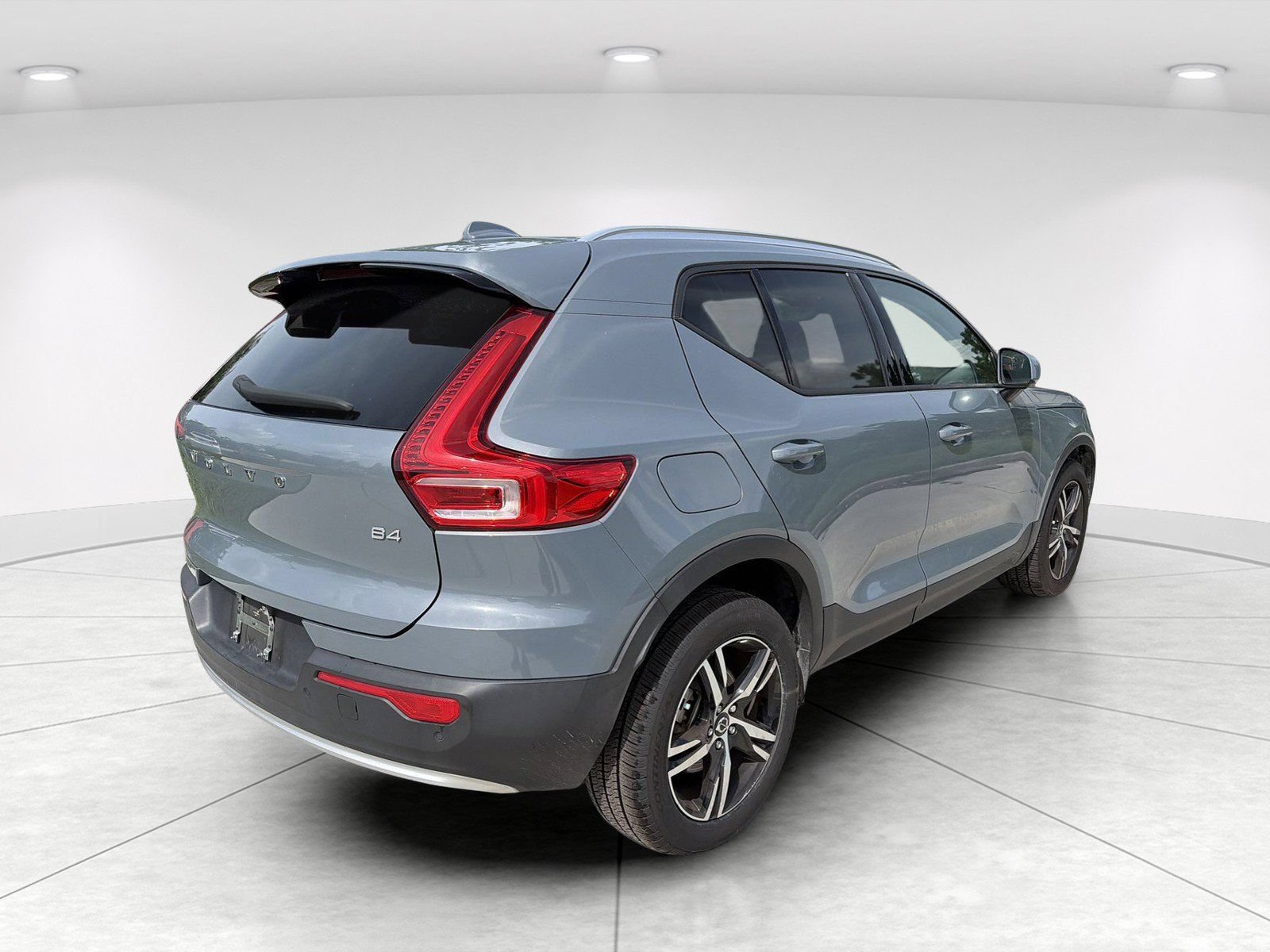 Used 2023 Volvo XC40 B4 Core w/ Convenience Package FWD image 4