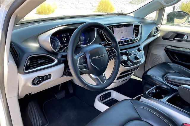 Used 2023 Chrysler Pacifica Touring-L FWD image 14