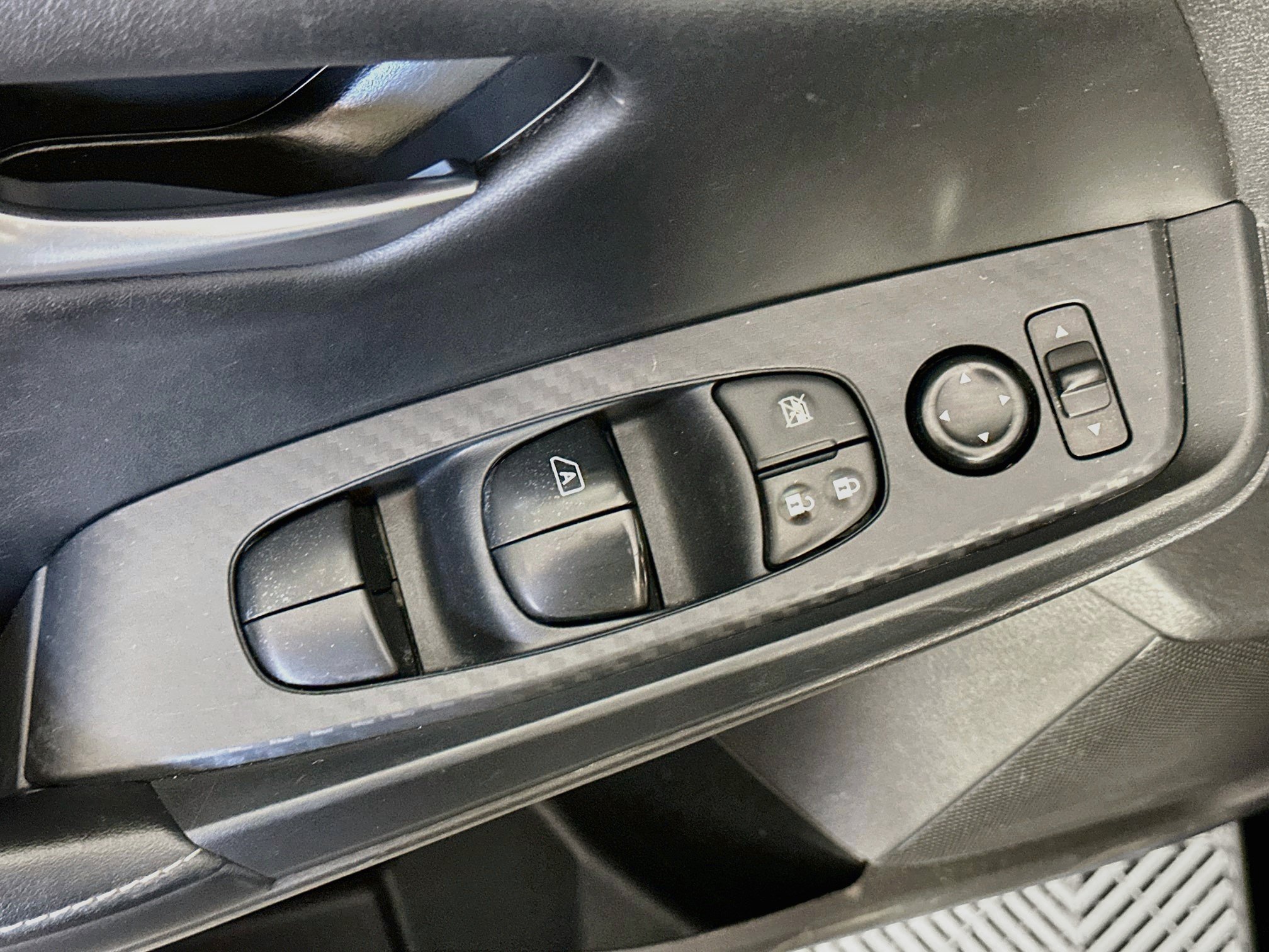 Used 2025 Nissan Sentra SV FWD image 15