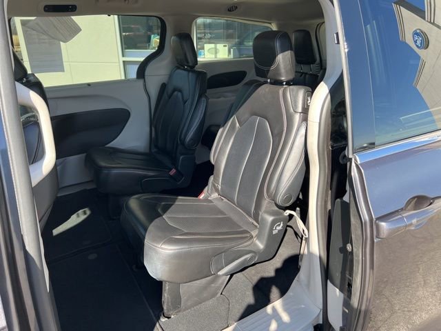 Used 2023 Chrysler Pacifica Touring-L FWD image 14