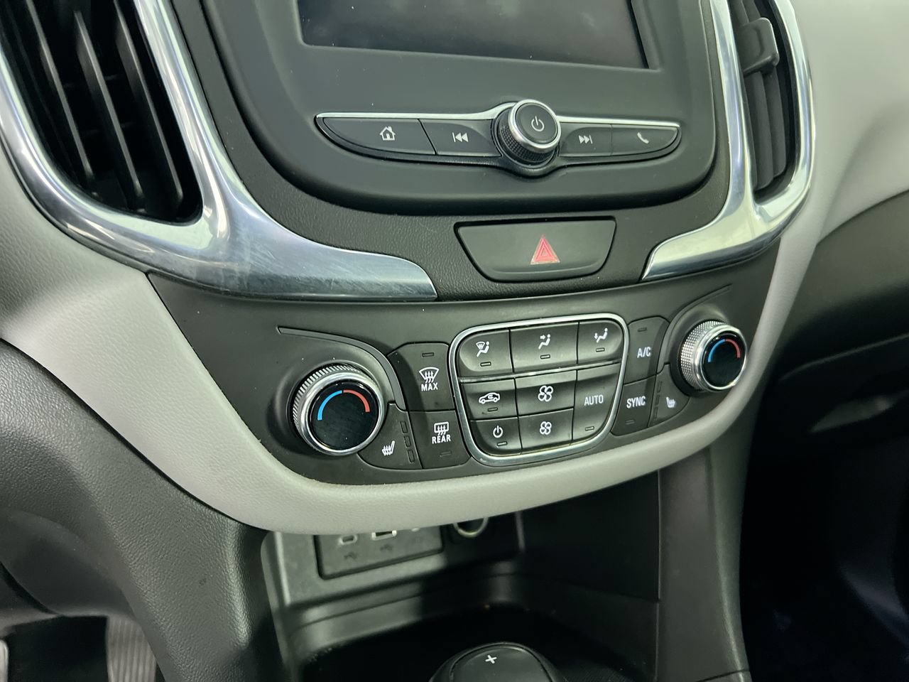 Used 2020 Chevrolet Equinox LT FWD image 21