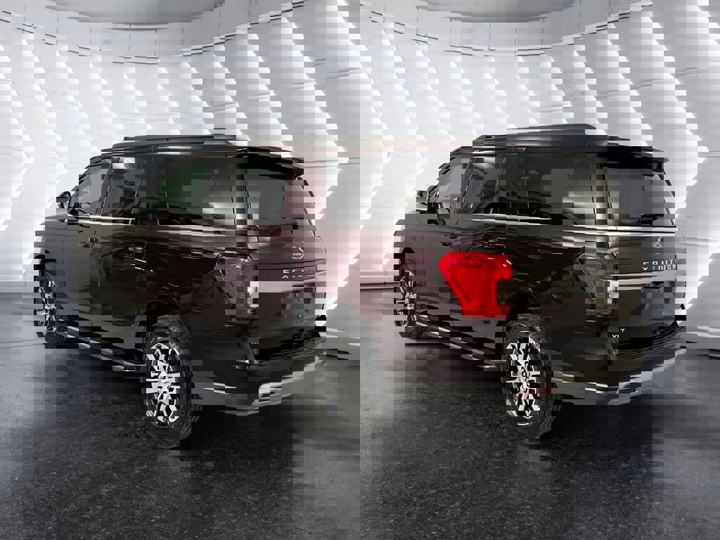 Used 2023 Ford Expedition Max XLT image 6