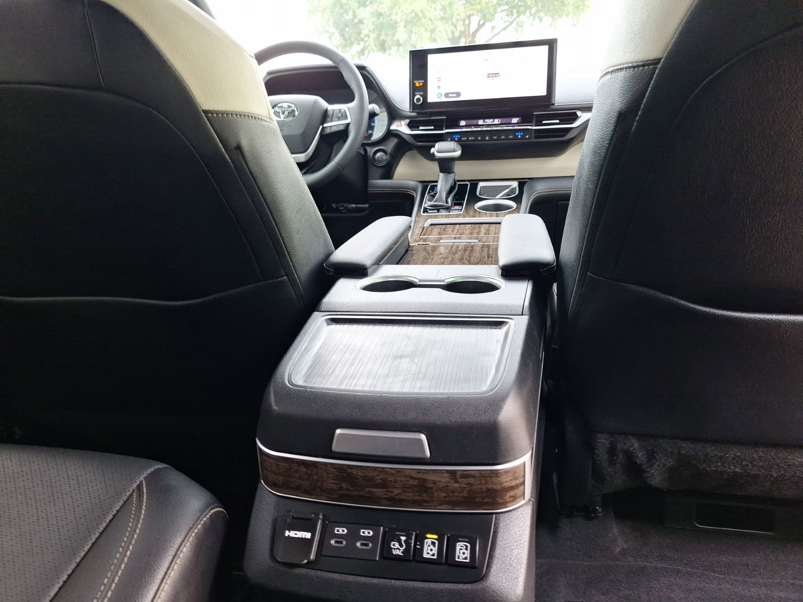 Used 2025 Toyota Sienna Platinum AWD/4WD image 31