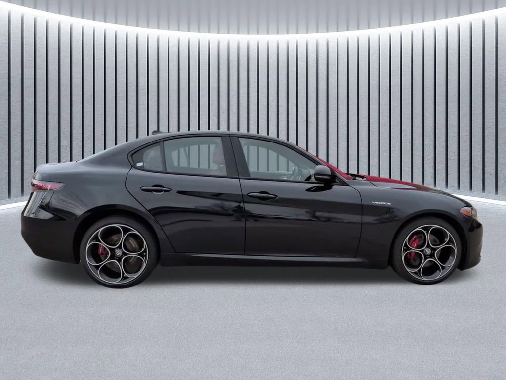 Used 2024 Alfa Romeo Giulia Veloce AWD/4WD image 5