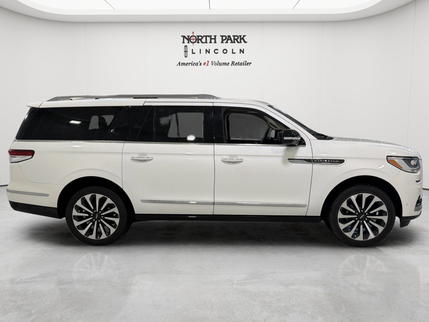 Used 2023 Lincoln Navigator L Reserve AWD/4WD image 6
