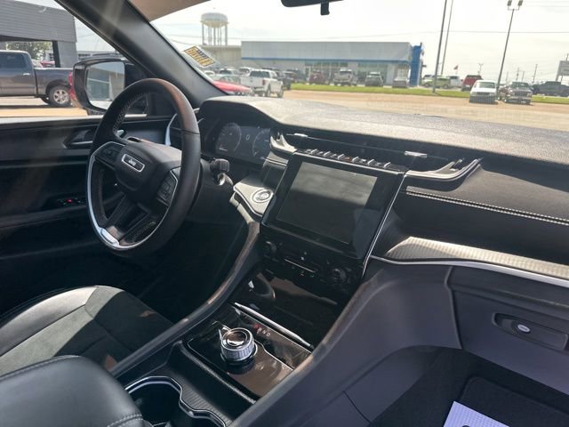 Used 2025 Jeep Grand Cherokee Altitude image 9