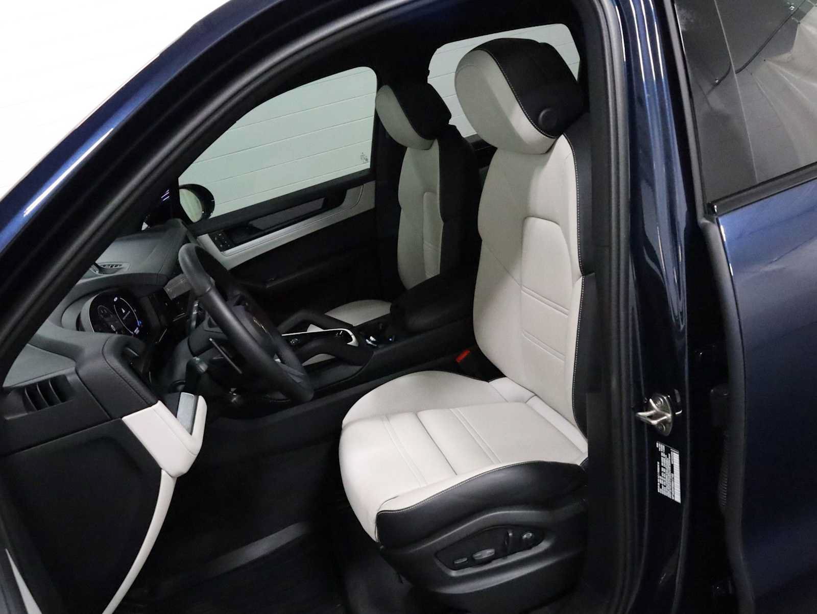 Certified 2025 Porsche Cayenne E-Hybrid AWD/4WD image 5