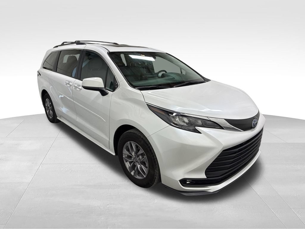 Used 2025 Toyota Sienna XLE AWD/4WD image 4