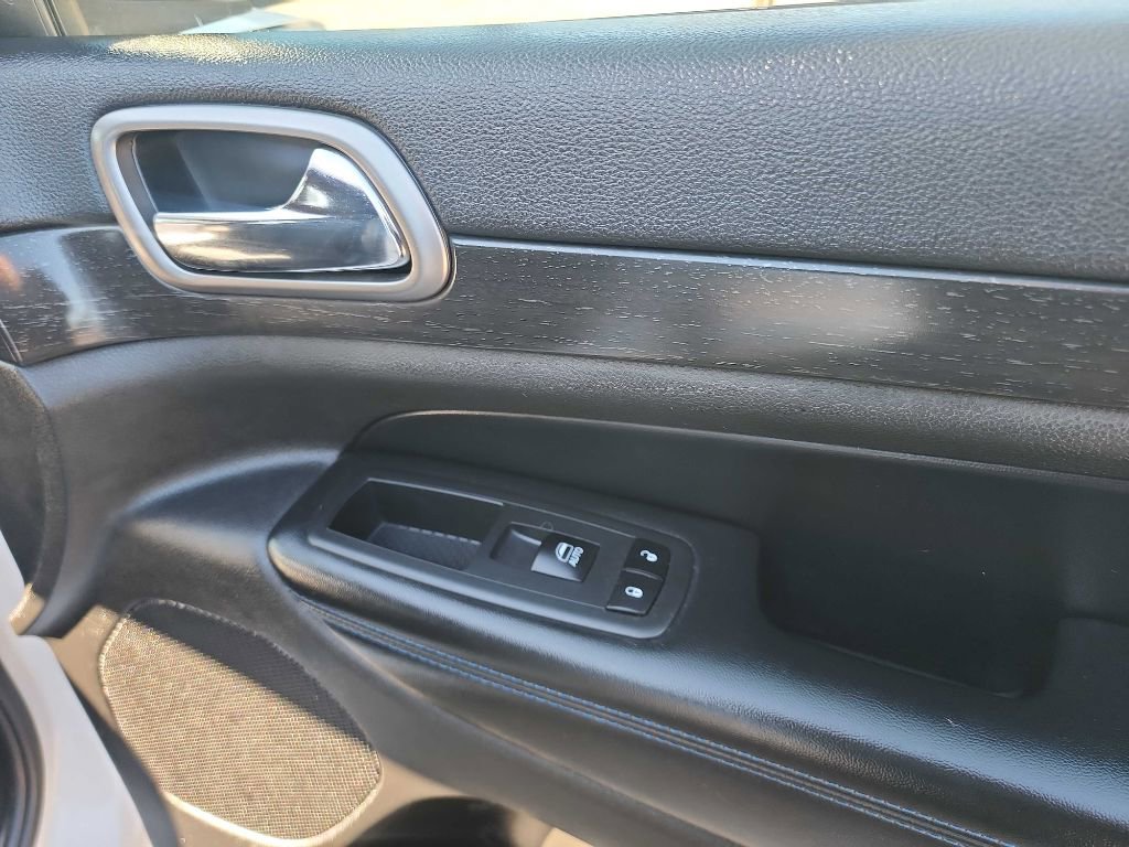 Used 2018 Jeep Grand Cherokee Laredo image 35