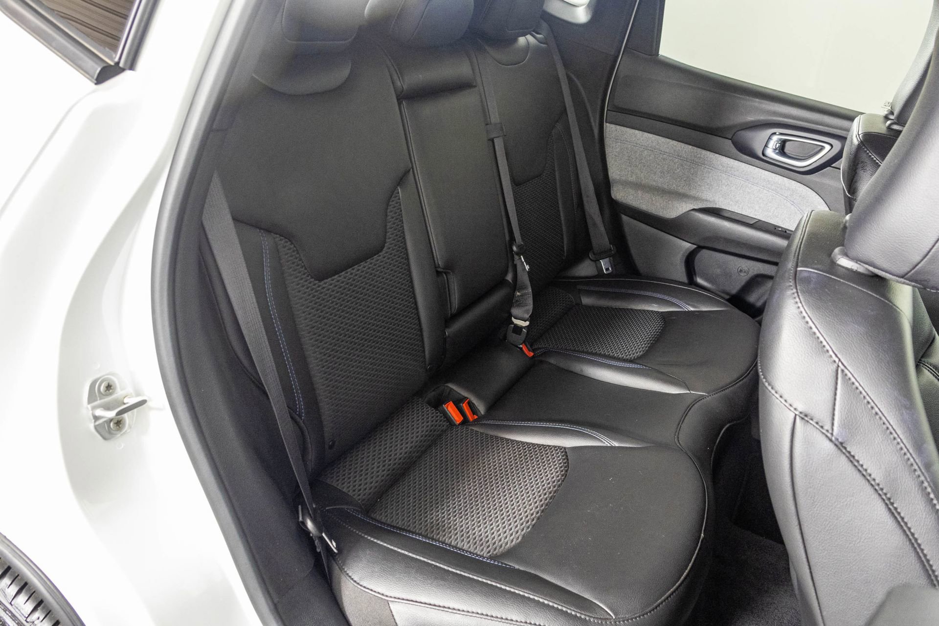 Used 2023 Jeep Compass Latitude image 39