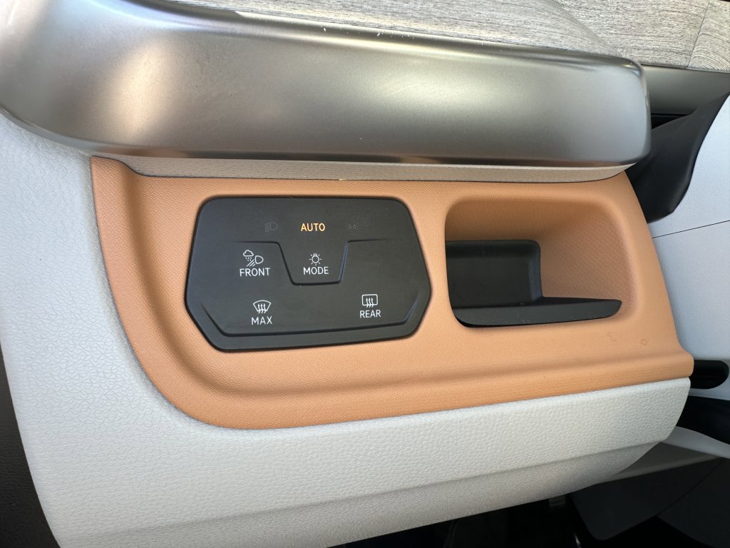 Used 2025 Volkswagen ID. Buzz 1st Edition AWD/4WD image 34