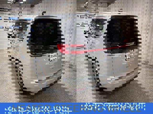 Used 2024 Chrysler Pacifica Limited image 6