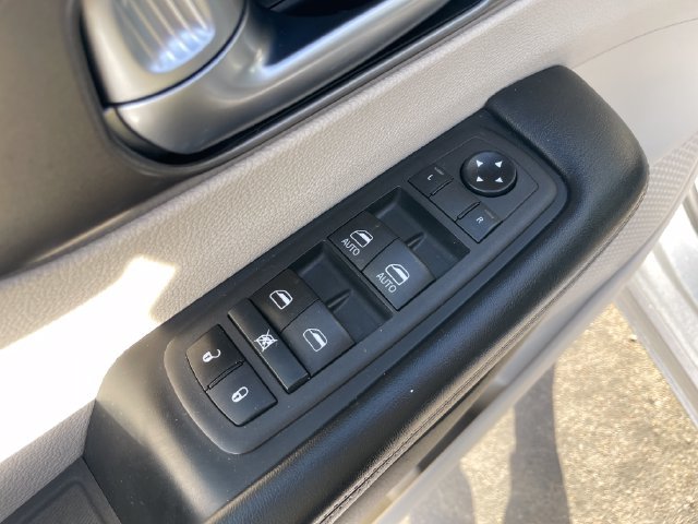 Used 2021 Chrysler Pacifica Touring-L FWD image 21