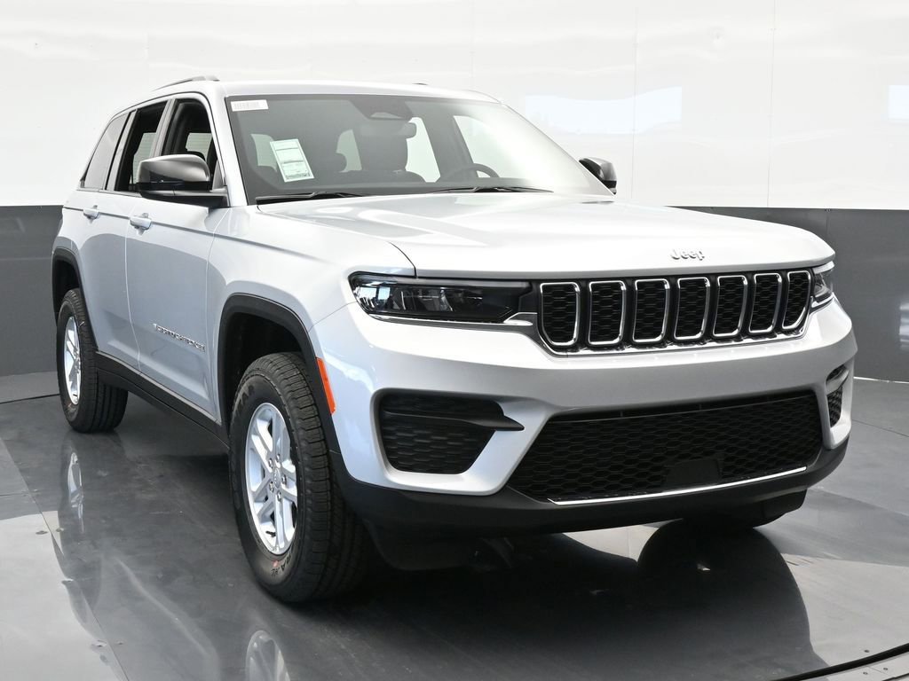 Used 2024 Jeep Grand Cherokee Laredo w/ Trailer Tow Package image 9