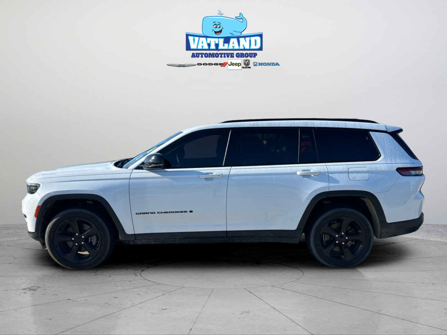 Used 2022 Jeep Grand Cherokee L Laredo RWD image 2