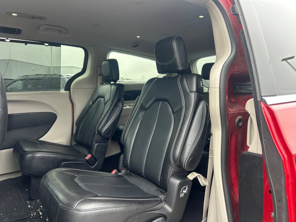 Used 2024 Chrysler Pacifica Touring-L FWD image 7