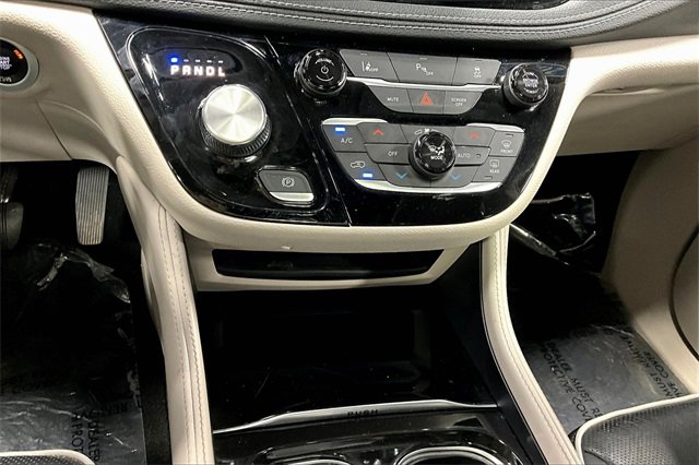 Used 2023 Chrysler Pacifica Limited image 16