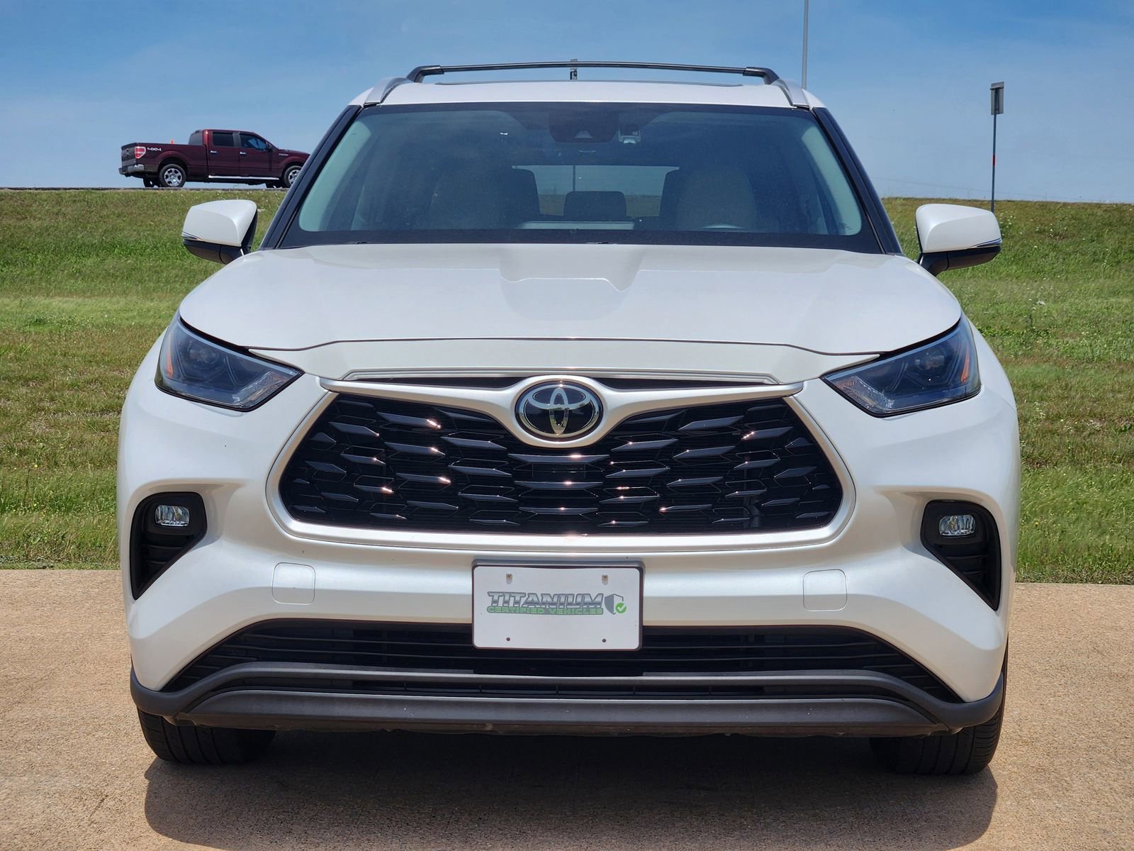 Used 2023 Toyota Highlander XLE FWD image 6