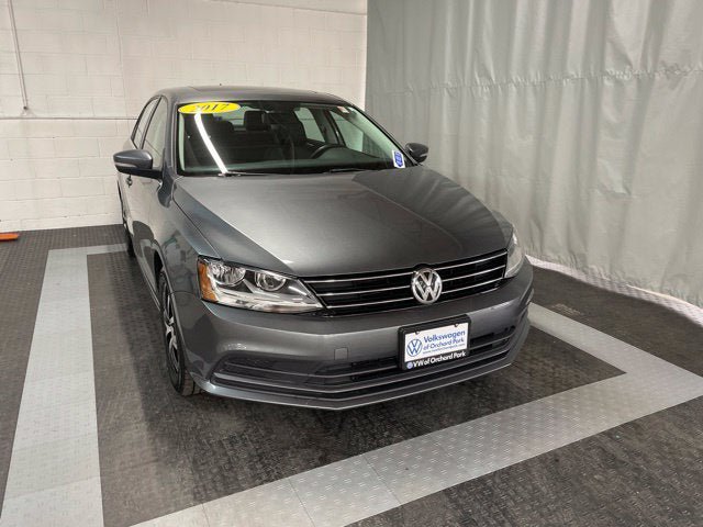 Used 2017 Volkswagen Jetta SE FWD image 2