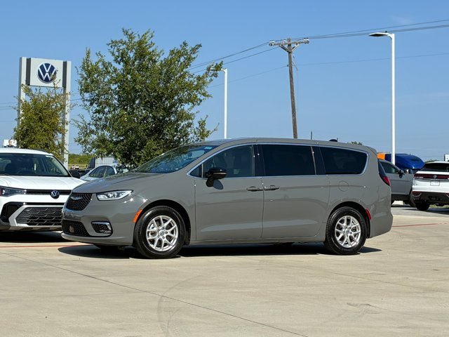 Used 2025 Chrysler Pacifica Select FWD image 2
