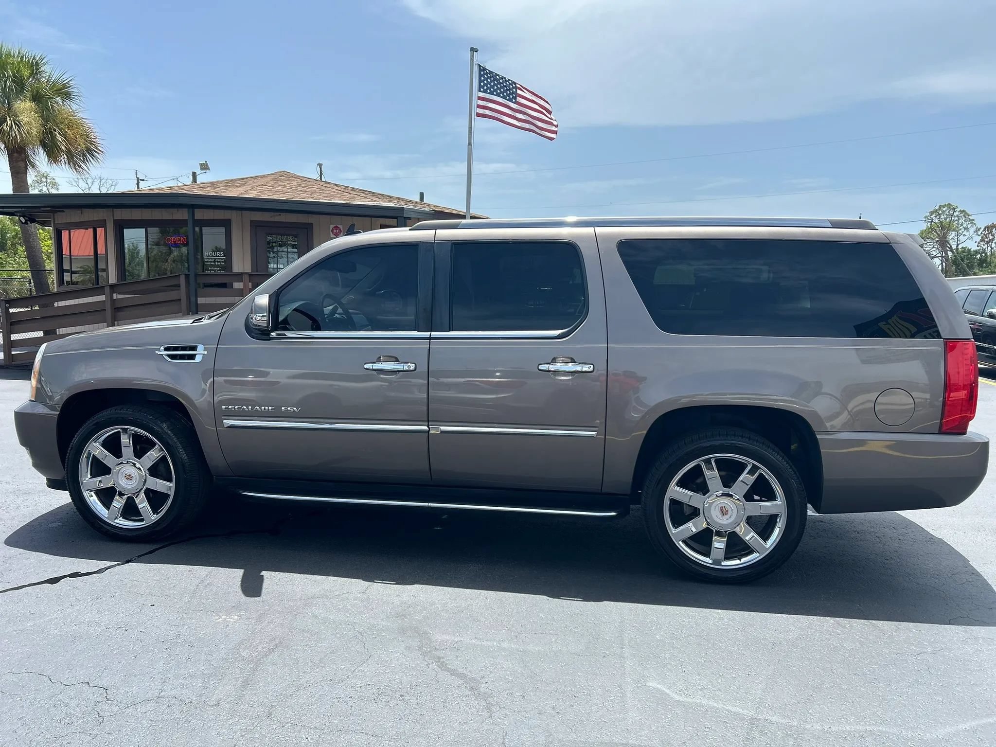 Used 2013 Cadillac Escalade ESV Luxury RWD image 11