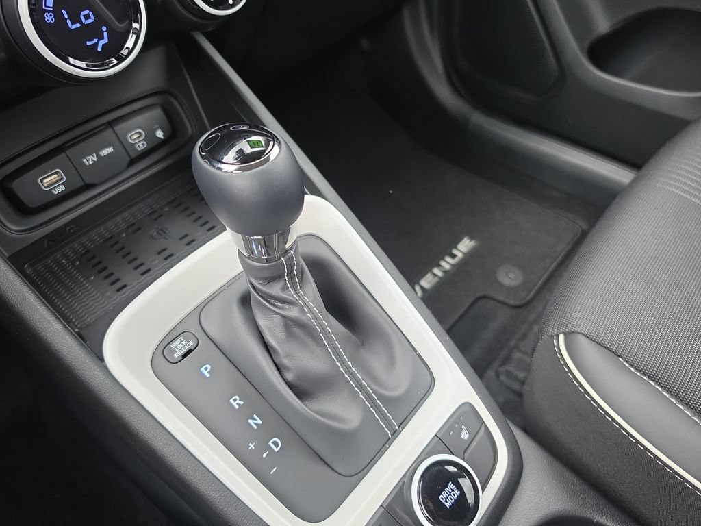 Used 2024 Hyundai Venue Limited FWD image 24