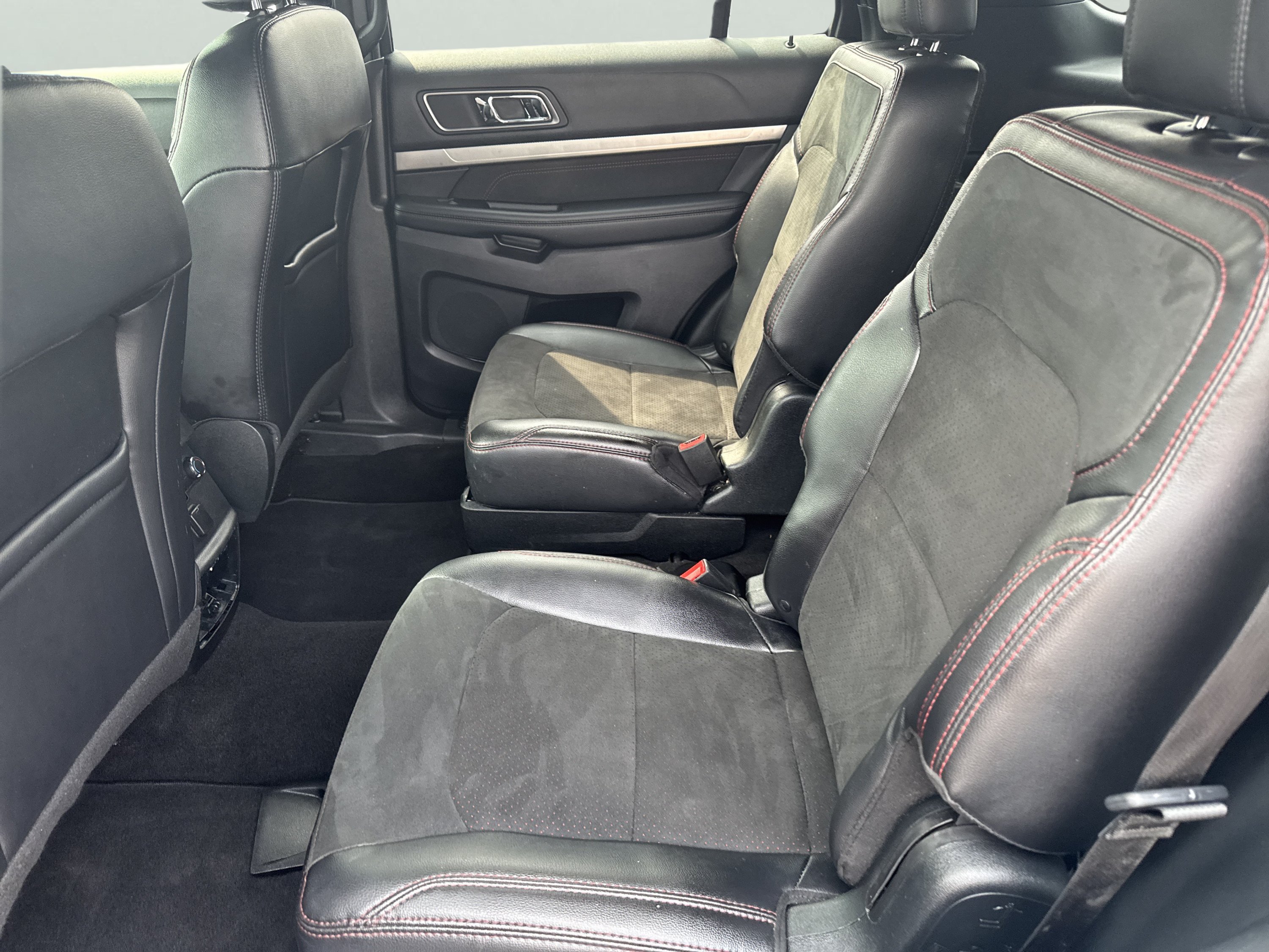 Used 2019 Ford Explorer XLT w/ Equipment Group 202A FWD image 18