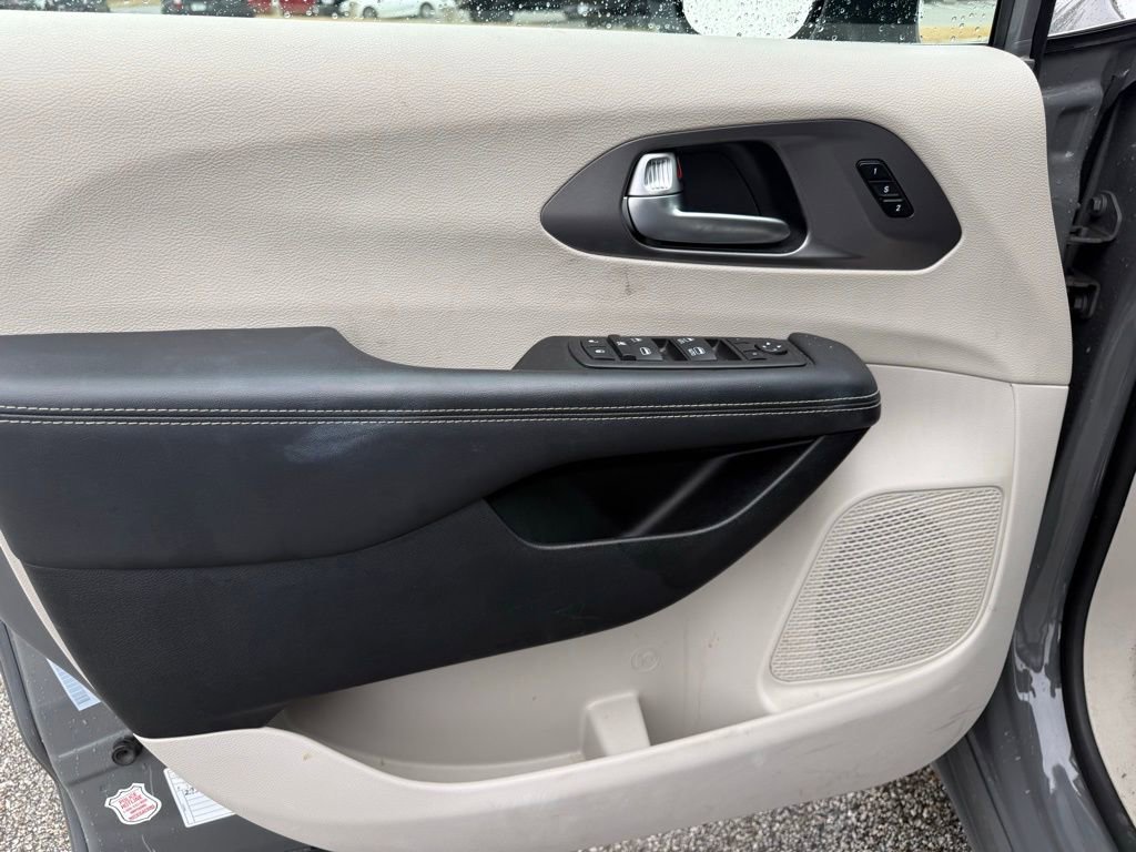 Used 2023 Chrysler Pacifica Touring-L image 10