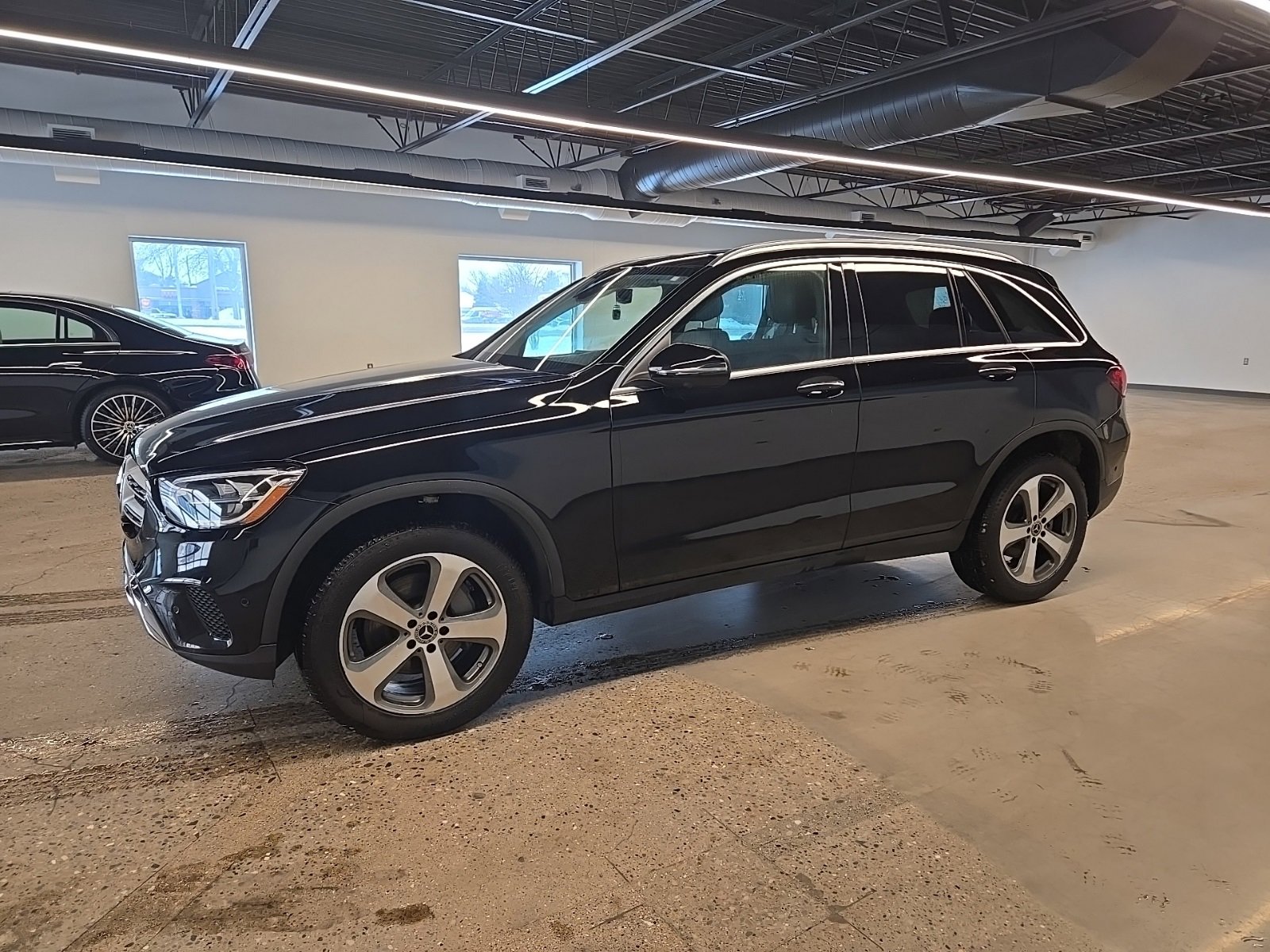 Used 2021 Mercedes-Benz GLC 300 4MATIC image 2