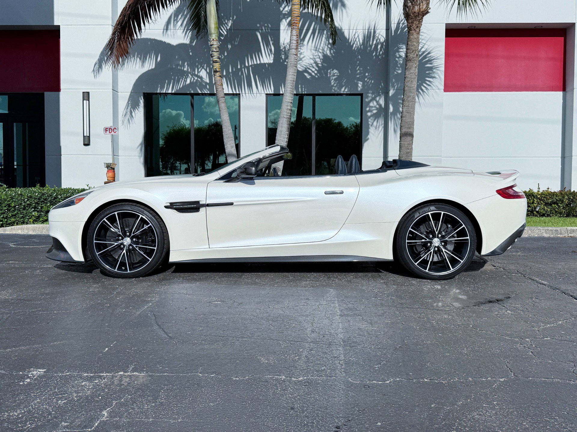 Used 2014 Aston Martin Vanquish Volante RWD image 7