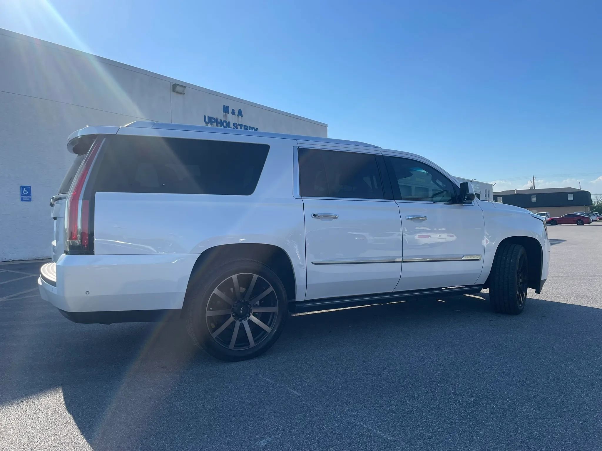 Used 2018 Cadillac Escalade ESV Premium Luxury AWD/4WD image 15