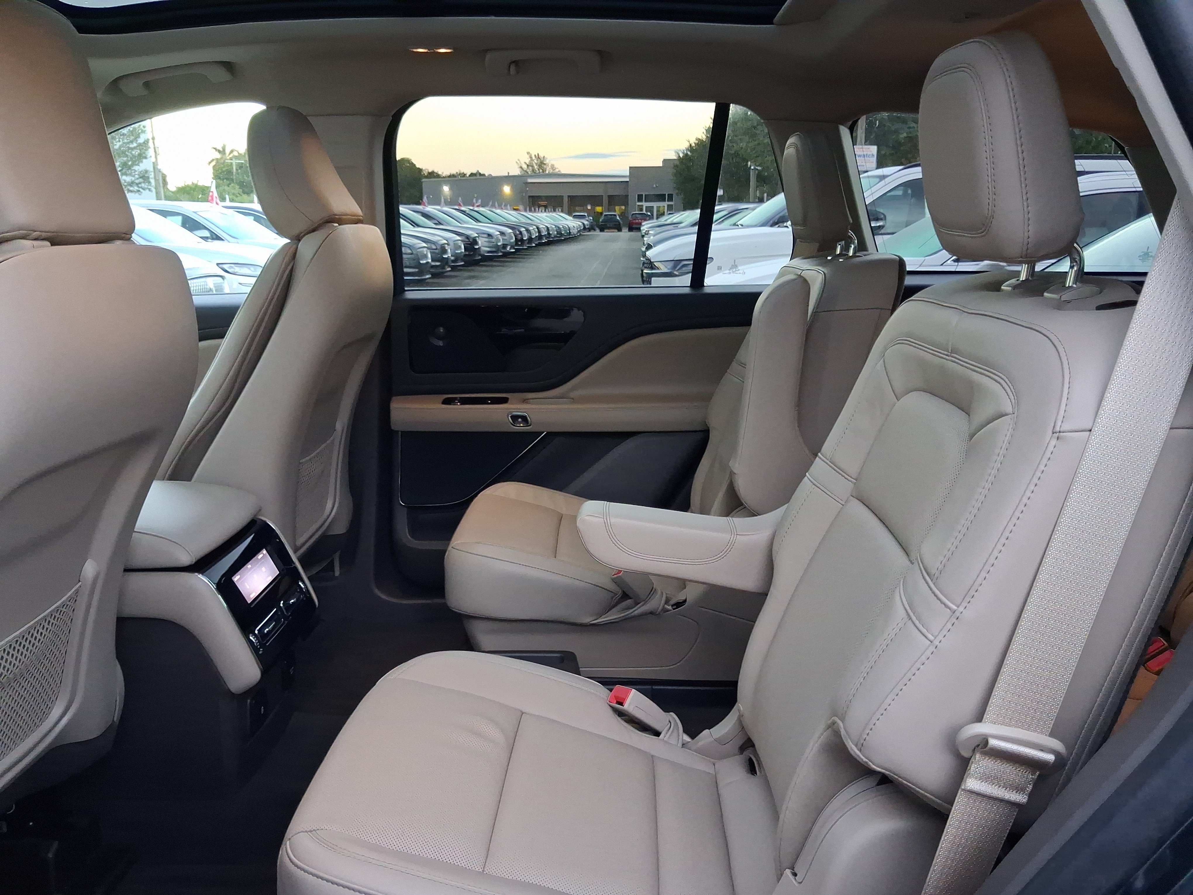Certified 2024 Lincoln Aviator Reserve RWD image 6